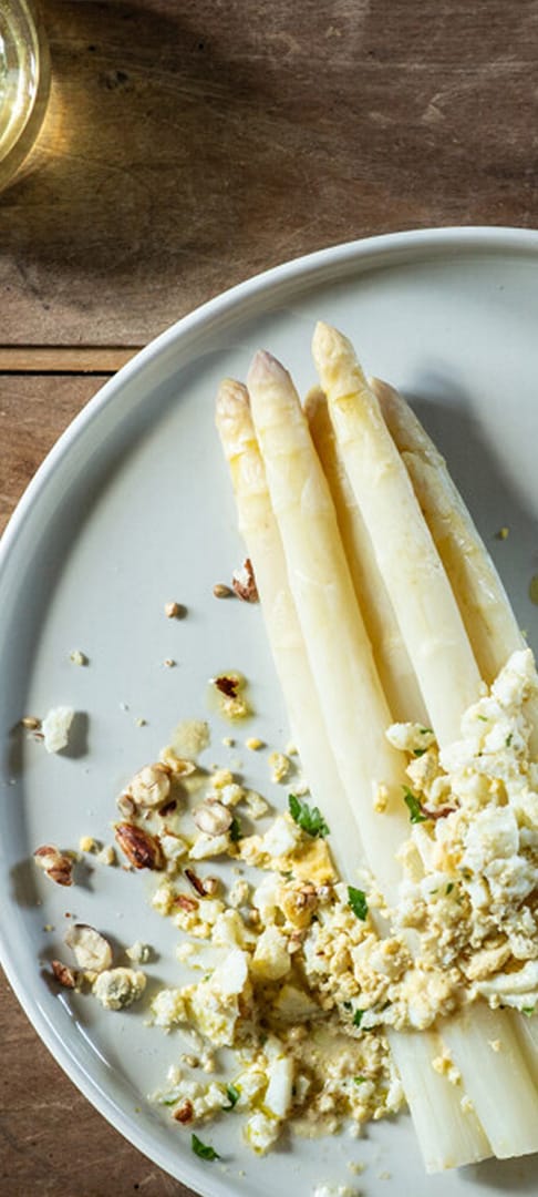 Assiette d'asperges blanches avec œufs et noix, Hôtel Restaurant à Souillac, Maison Borrèze