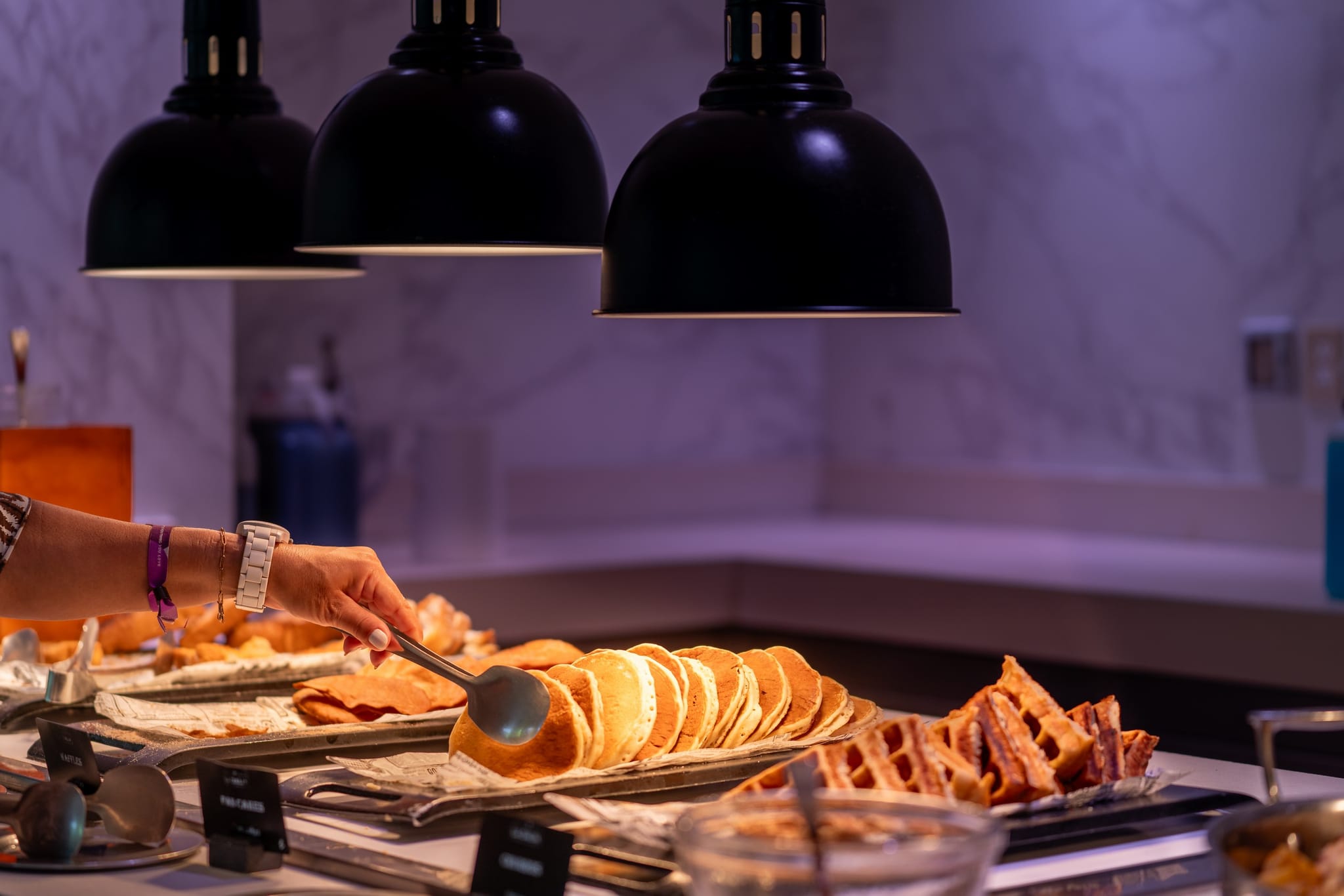 Petit-déjeuner buffet avec pancakes et gaufres, Hôtel Restaurant à Souillac, Maison Borrèze