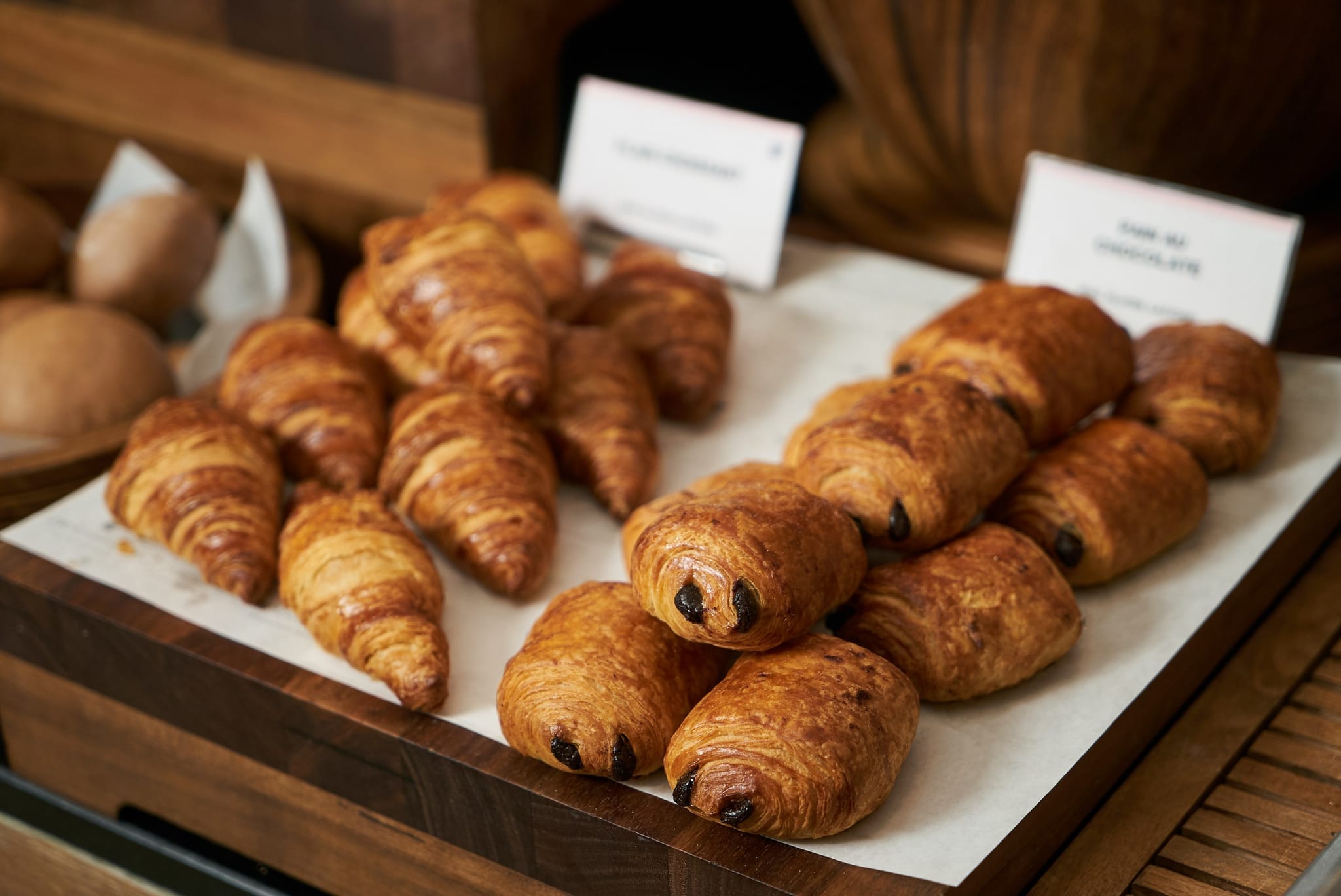 Assortiment de croissants et pains au chocolat, Hôtel Restaurant à Souillac, Maison Borrèze