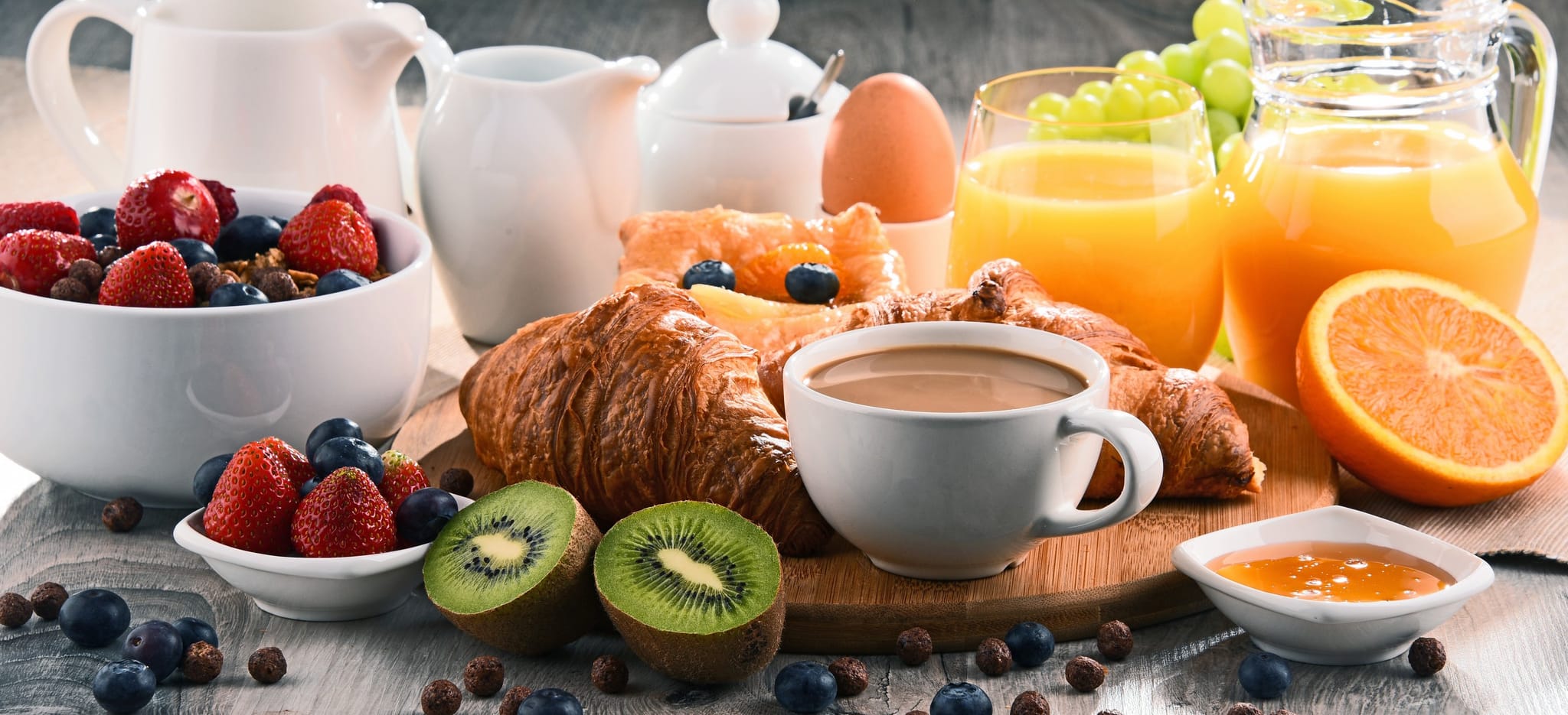 Petit déjeuner avec croissants, fruits, café et jus d'orange, Hôtel Restaurant à Souillac, Maison Borrèze