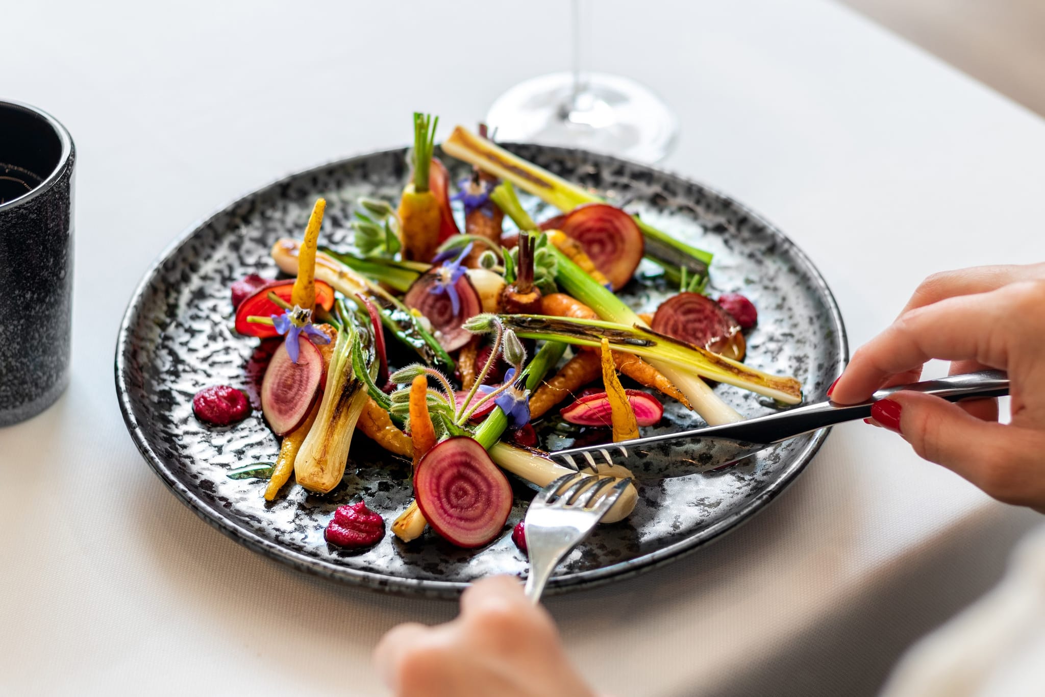 Assiette colorée de légumes frais sur table élégante, Hôtel Restaurant à Souillac, Maison Borrèze