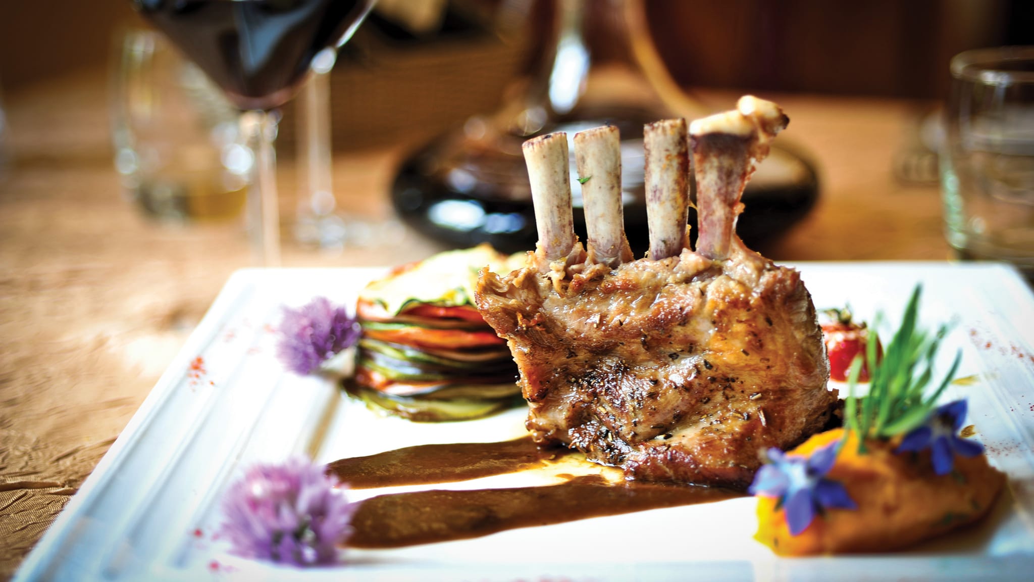 Plat gastronomique avec gigot d'agneau garni, Hôtel Restaurant à Souillac, Maison Borrèze